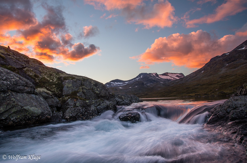 Sonnenuntergang am Hellertjonne-See, Norwegen