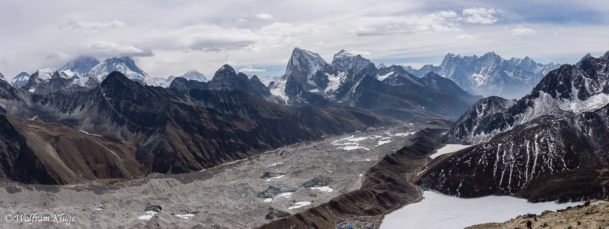 Blick vom Gokyo Ri, 5357m, linls der Mt. Everest in den Wolken